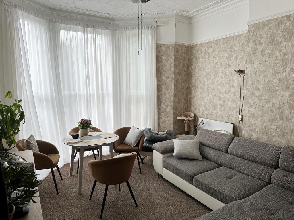 Lot: 105 - BLOCK OF FIVE FLATS FOR INVESTMENT - First Floor Flat Lounge